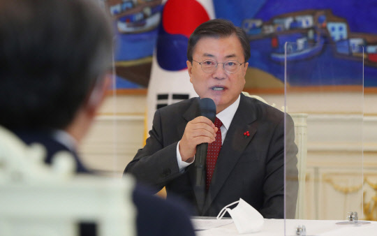 문재인 대통령이 22일 오전 청와대에서 열린 '5부요인 초청 간담회'에서 발언하고 있다.   연합뉴스